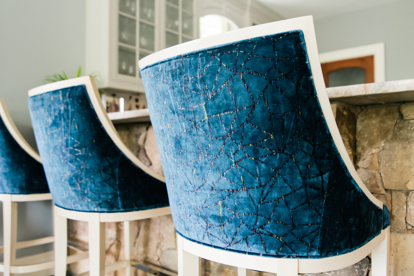 blue-and-white-geometric-kitchen-island-stools