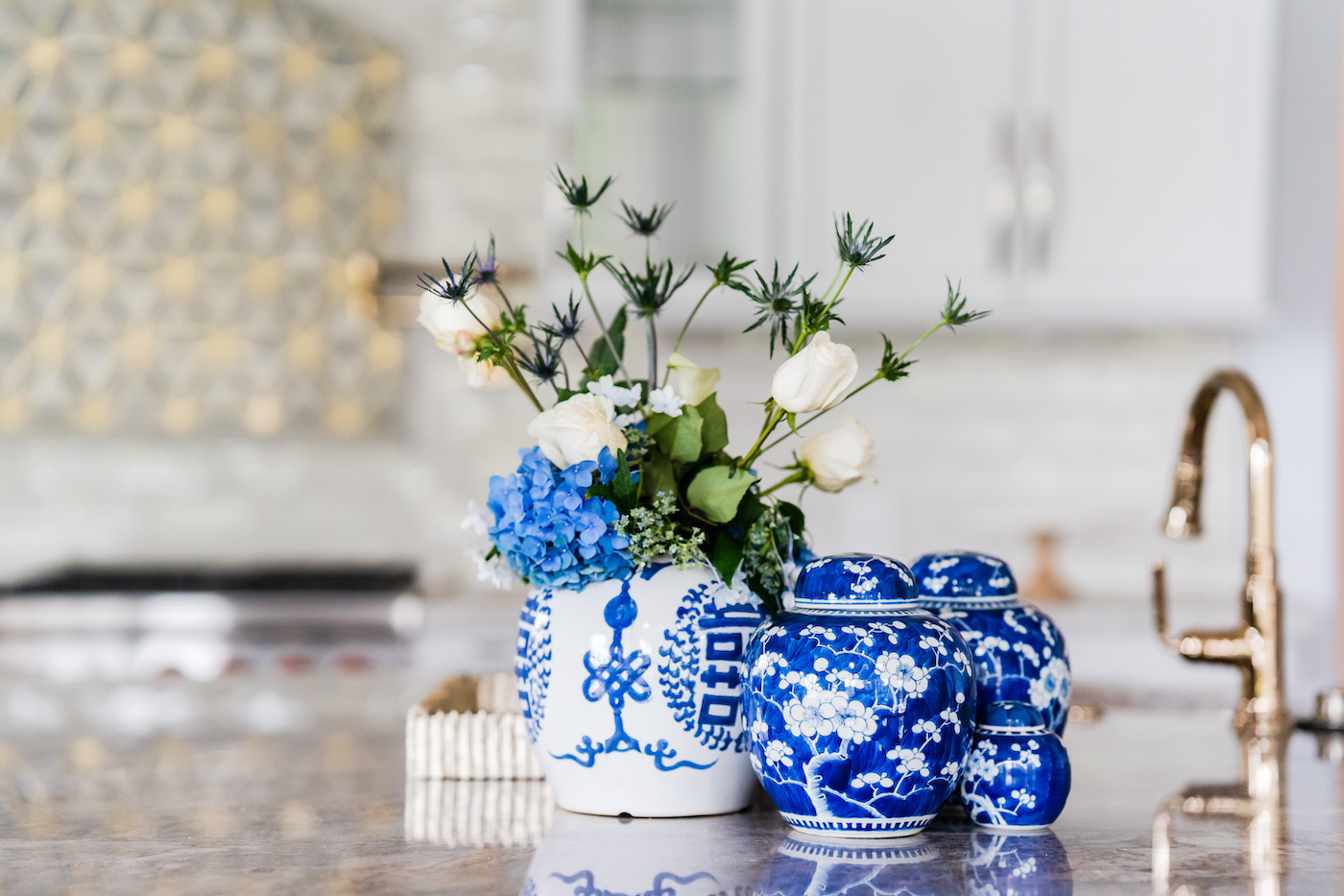 kitchen-decor-white-blue-china-vases